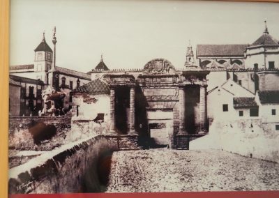 Photo nacienne de la puerta del puente à Cordoue