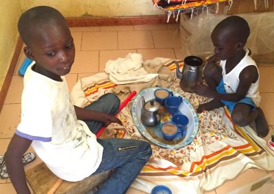 enfants africains le matin au petit déjeuner