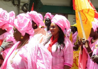 Femmes qui défilent à Dakar