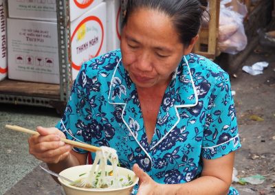 repas sur le trottoir de Hô Chi Minh