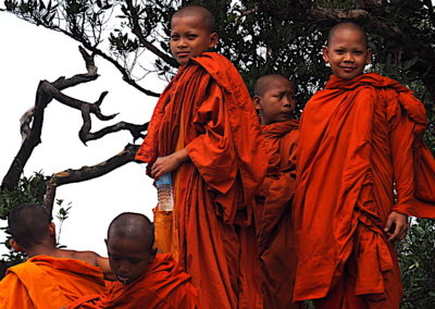 moines novices sur le Bokor