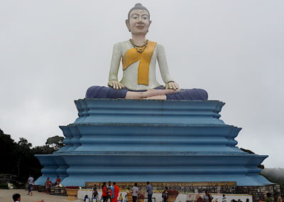 Statue de "Reposer Bouddha" à l'entrée du Bokor