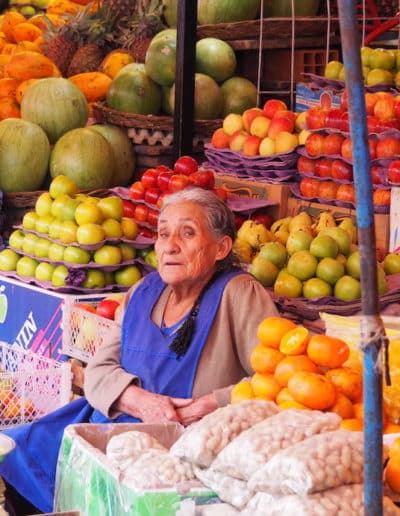 marchande de fruits et légumes au marché de Sucre