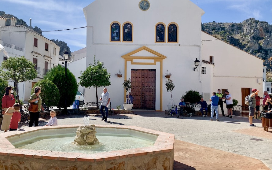 la place de l'église de Zuheros