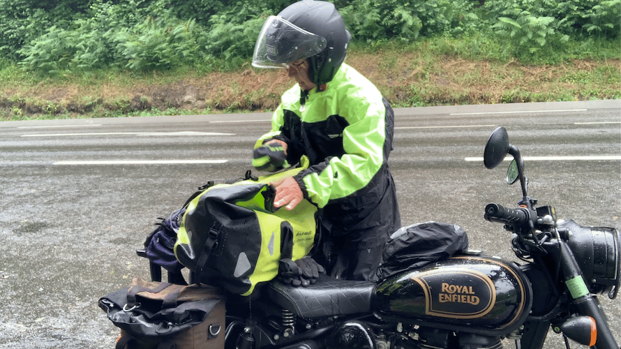 la moto, la pluie et les habits