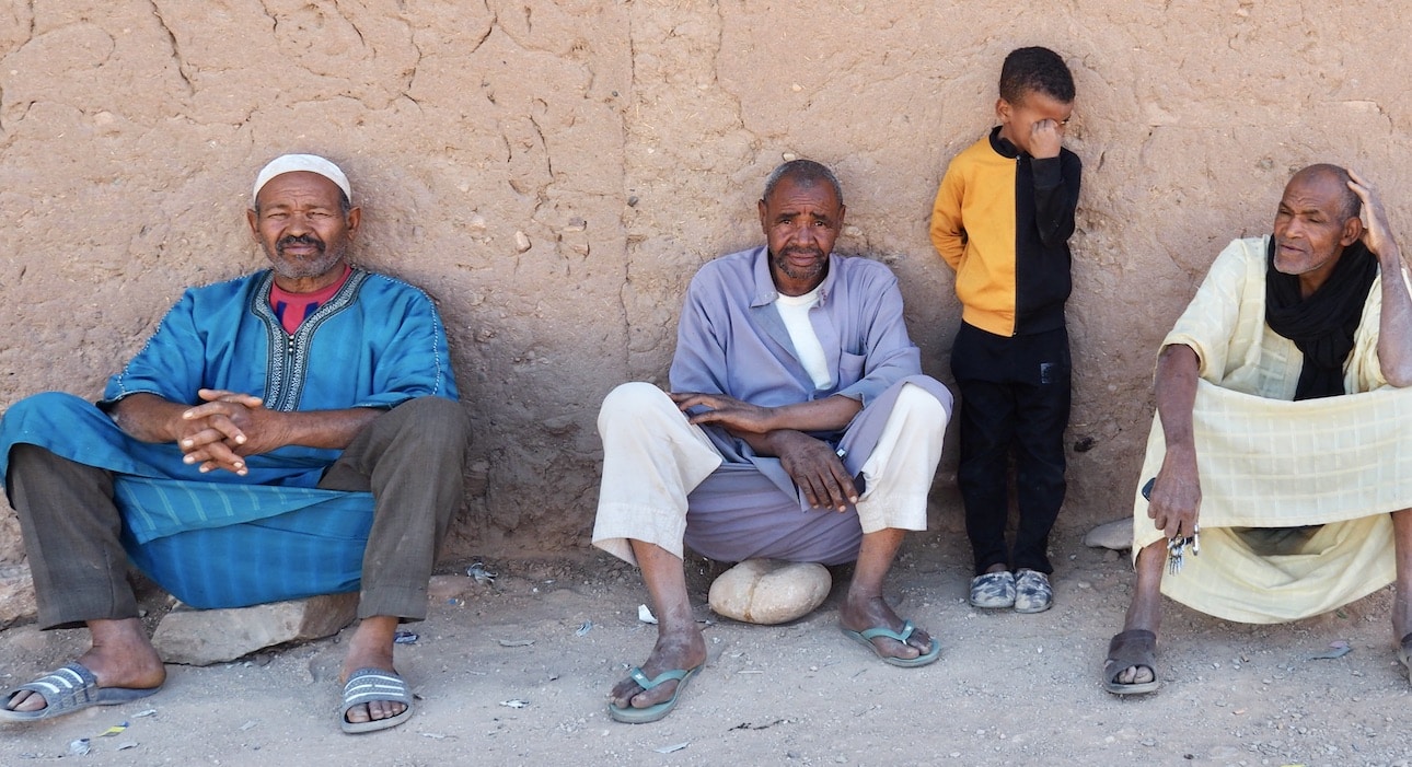 portraits : hommes dans un village du sud marocain