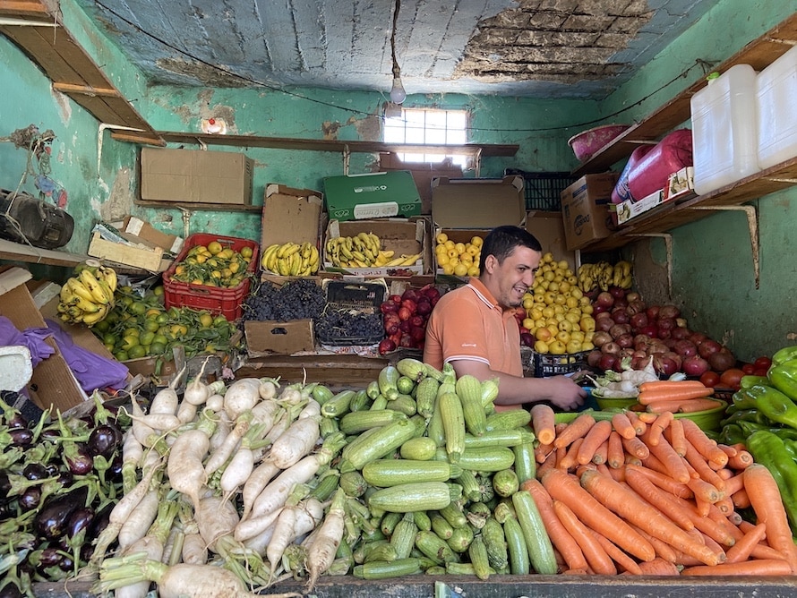 marchand de fruits et légumes à Amizmiz