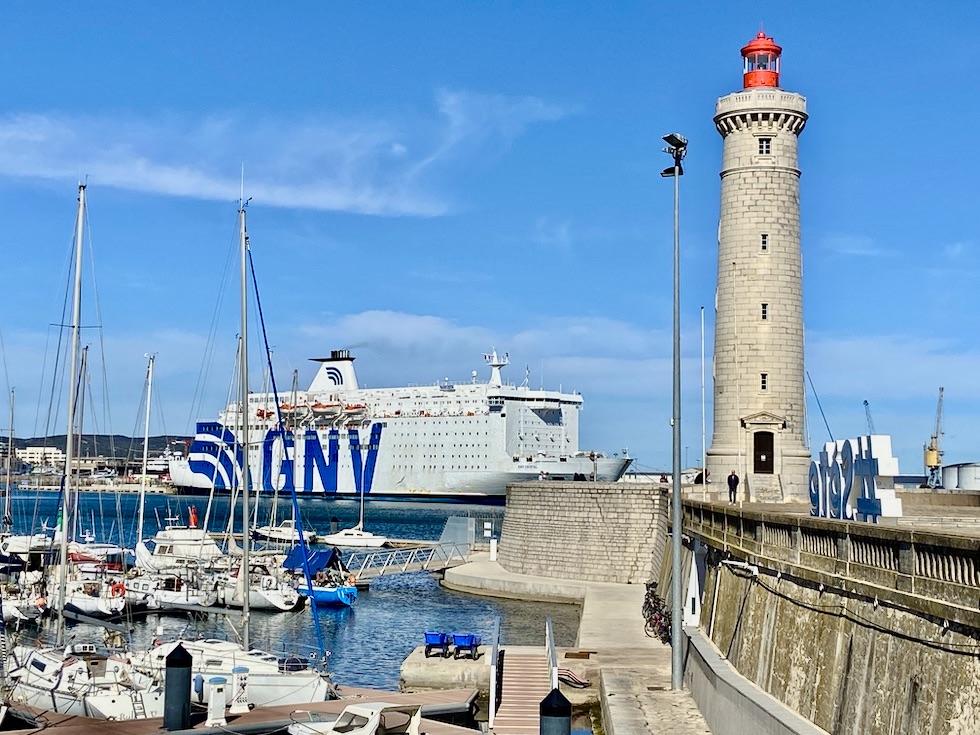 le ferry Sète Tanger dans le port de Sète