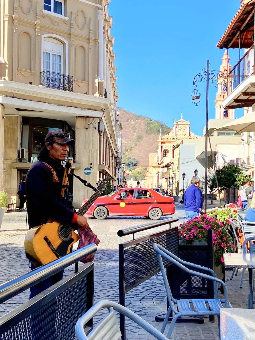 chanteur de rue à Salta